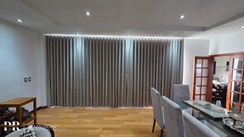 Sala con cortina blackout ondulada