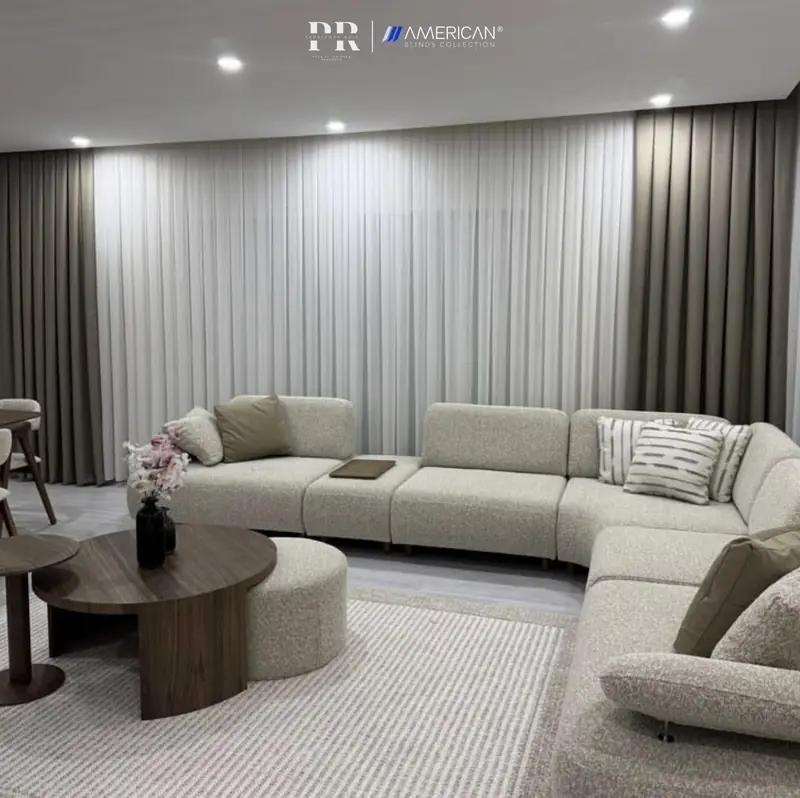 Sala amplia con cortinas y velo a doble riel