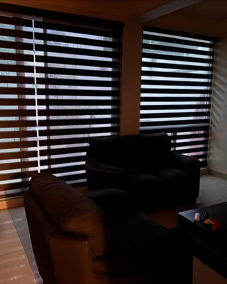 Sala protegida del sol con persianas día y noche