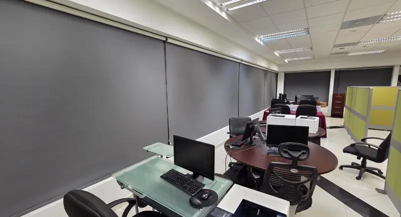 Oficina con persianas enrollables blackout